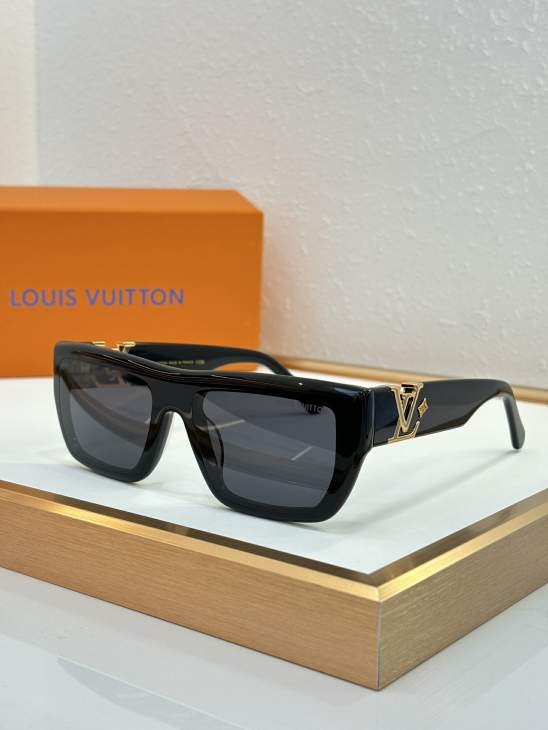 Picture of Louis Vuitton Sunglasses _SKUfw79615818fw
